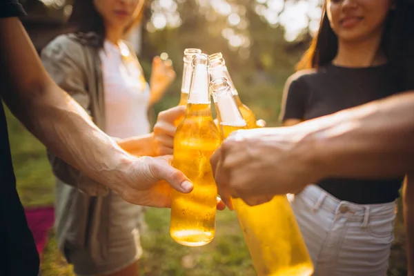 Immagine ritagliata di bottiglie di birra clinking. Alla salute. — Foto Stock