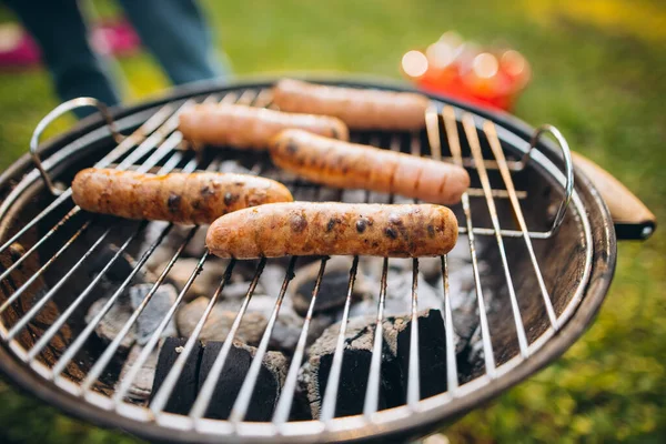 Imagem de close-up de deliciosas salsichas na grelha para cachorros-quentes — Fotografia de Stock