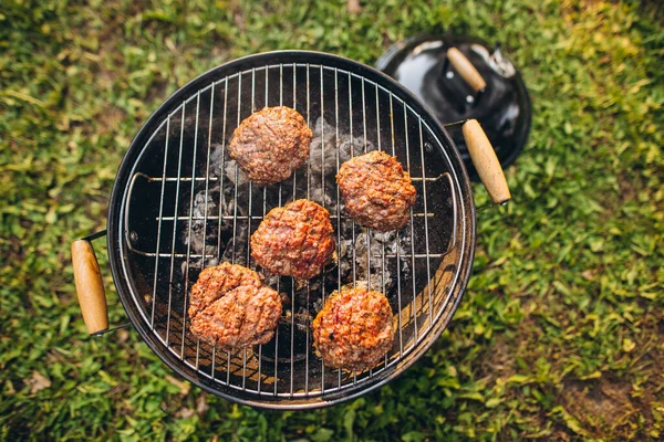 バーベキューやピクニックのためのおいしい食べ物のクローズアップイメージ — ストック写真