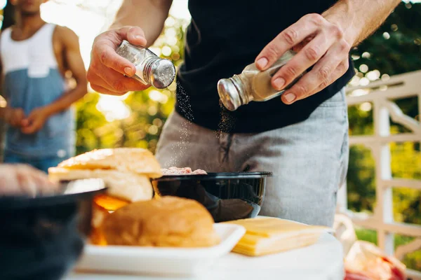 Amigos cozinhar juntos no campo para coleta de picninc no dia quente de verão — Fotografia de Stock