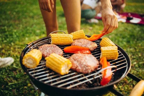 그릴 위의 야채와 고기를 클로즈업 한 사진. 시골에서의 여름날 소풍 — 스톡 사진
