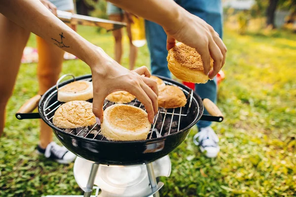Крупним планом зображення свіжих бургерів, які готують на грилі. Літній день пікнік у сільській місцевості — стокове фото