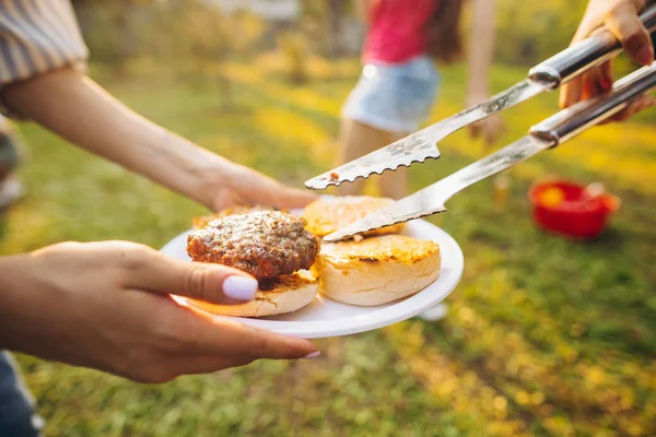 Обрізане зображення приготування пікнік їжі. Друзі спілкуються надворі — стокове фото