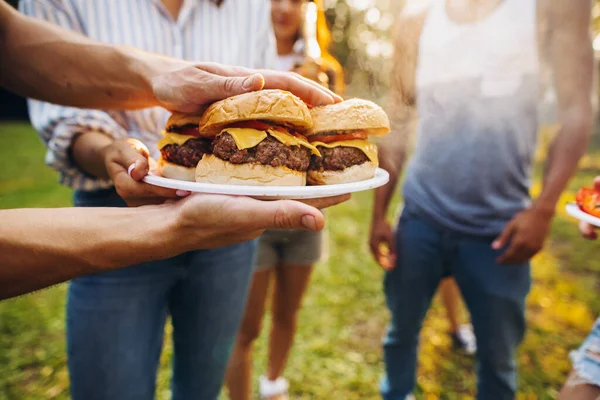 素食准备工作的图像.外面鬼混的朋友 — 图库照片