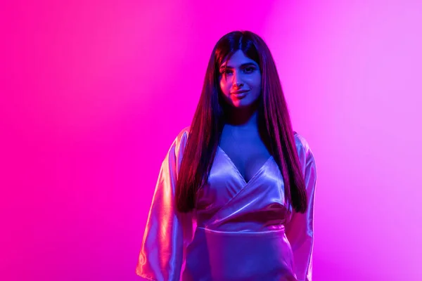 Portré fiatal gyönyörű lány elszigetelt gradiens háttér neon fények — Stock Fotó