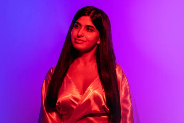 Álmodtam. Portré fiatal gyönyörű lány néz félre elszigetelt felett stúdió háttér neon — Stock Fotó