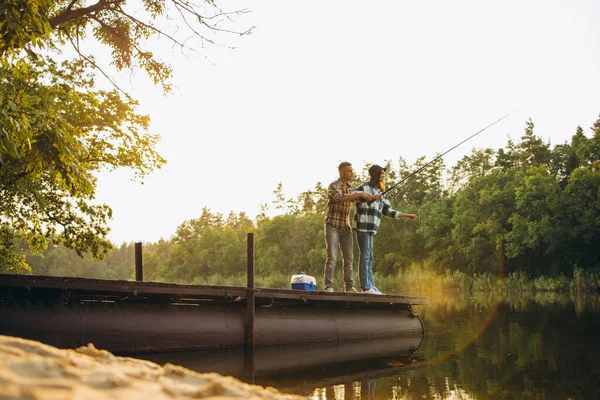 Retrato de pareja joven pescando en el cálido día de verano en el campo al amanecer —  Fotos de Stock