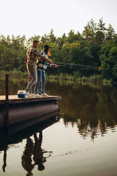 日没で田舎の暖かい夏の日に若い夫婦釣りの垂直肖像画 — ストック写真