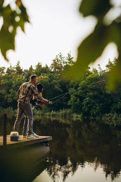 Retrato de pareja joven pescando en el cálido día de verano en el campo al atardecer —  Fotos de Stock