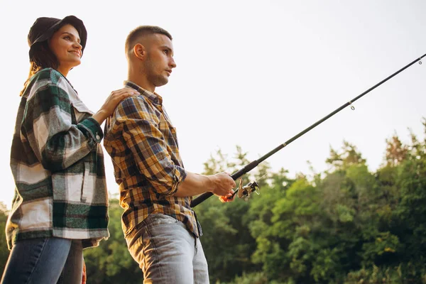 田舎の暖かい夏の日に一緒にかわいいカップル釣り — ストック写真