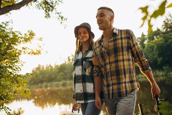 釣りの後に笑顔のカップル。若者と女性の肖像画一緒に川に時間を過ごす — ストック写真
