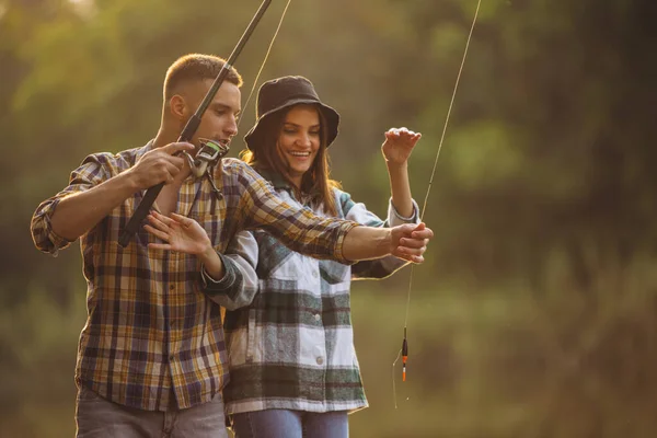 日落时分在乡村温暖夏日钓鱼的年轻夫妇的画像 — 图库照片