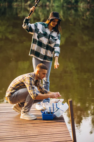 日没で田舎の暖かい夏の日に若い夫婦釣りの垂直肖像画 — ストック写真