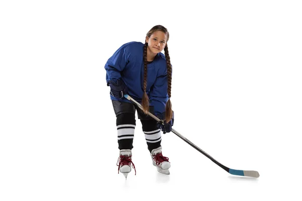 Ganztägiges Porträt einer jungen Hockeyspielerin in blauer Uniform, mit Stick auf weißem Hintergrund — Stockfoto