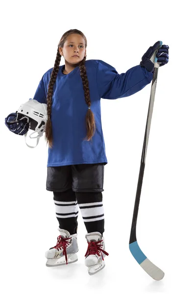 Retrato vertical de longitud completa de una joven jugadora de hockey en uniforme azul, con palo aislado sobre fondo blanco — Foto de Stock