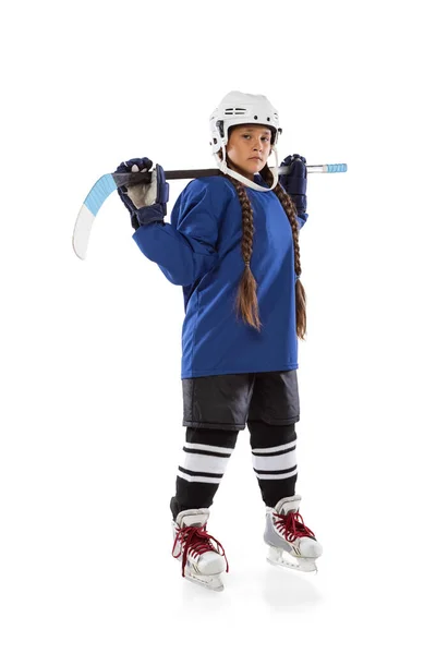 Vertikales Porträt einer jungen Hockeyspielerin in blauer Uniform in voller Länge, mit Stick auf weißem Hintergrund — Stockfoto