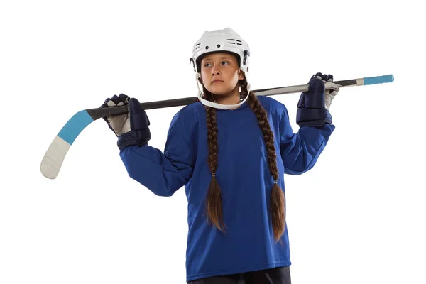 Обрезанный портрет ребенка, играющего в хоккей. Каток — стоковое фото