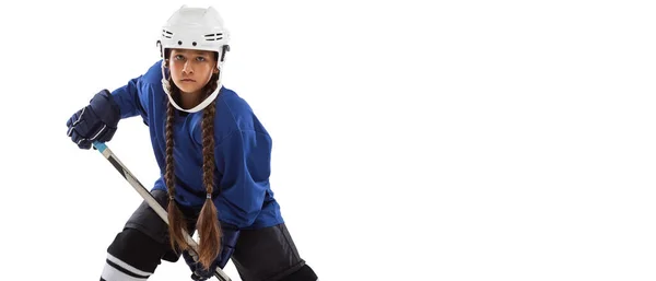 Portrait horizontal recadré d'une jeune joueuse de hockey en uniforme bleu, avec bâton isolé sur fond blanc — Photo