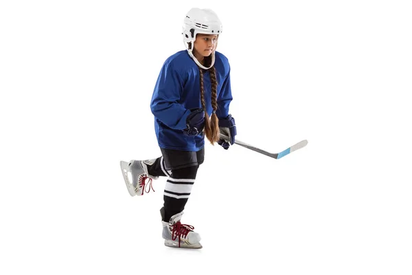 Ganzes horizontales Porträt einer jungen Hockeyspielerin in blauer Uniform, mit Stick auf weißem Hintergrund — Stockfoto