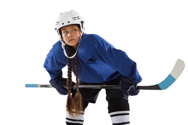 Vágott vízszintes portré fiatal női hoki játékos kék egyenruhában bottal elszigetelt fehér háttér — Stock Fotó
