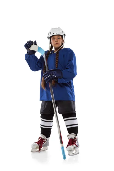 Retrato vertical de longitud completa de una joven jugadora de hockey en uniforme azul, con palo aislado sobre fondo blanco — Foto de Stock