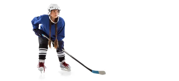 Retrato de longitud completa de niña jugador de hockey aislado sobre pista de hielo — Foto de Stock