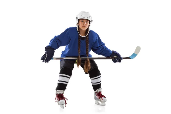 Full-length οριζόντια πορτρέτο του νεαρού γυναικείου παίκτη χόκεϊ σε μπλε στολή, με ραβδί απομονώνονται σε λευκό φόντο — Φωτογραφία Αρχείου