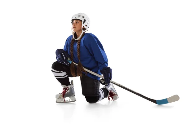Full-length portret van kind meisje hockey speler geïsoleerd over ijsbaan — Stockfoto