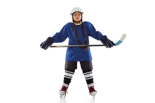 Ritratto a figura intera di ragazza chil giocatore di hockey isolato su pista di ghiaccio — Foto Stock