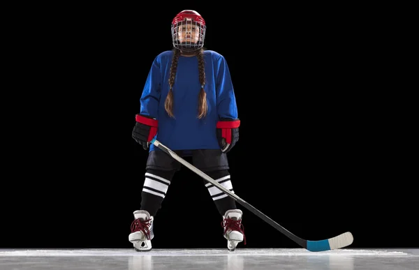 在黑色背景下打冰球的年轻女孩的全长肖像 — 图库照片