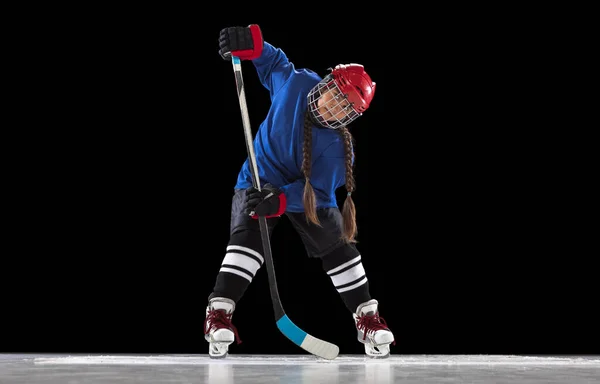 Retrato de larga duración de una joven jugando al hockey aislado sobre fondo negro — Foto de Stock