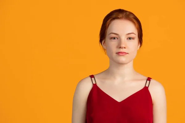 Close-up portret młodej pięknej rudej dziewczyny izolowane na żółtym tle studio — Zdjęcie stockowe