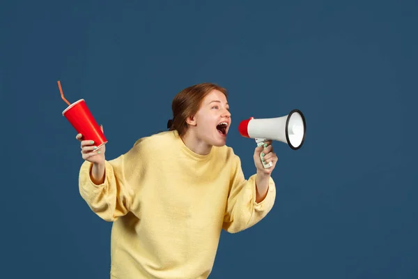 Imagem cortada de menina em suéter amarelo gritando em megafone e segurando copo de papel — Fotografia de Stock