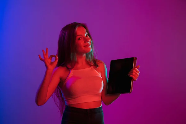 Ritratto di giovane bella ragazza isolata su sfondo sfumato in luci al neon — Foto Stock