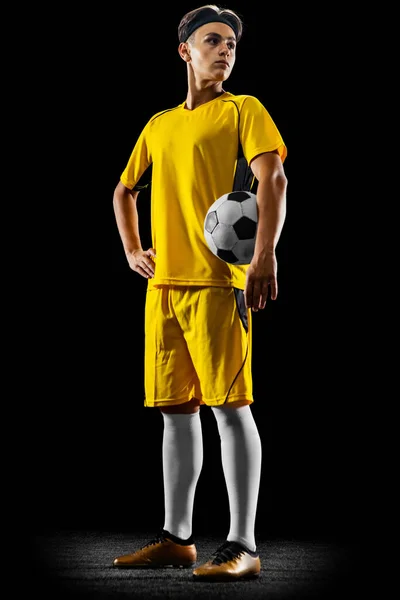 Pełnowymiarowy portret młodego piłkarza odizolowanego na czarnym tle — Zdjęcie stockowe