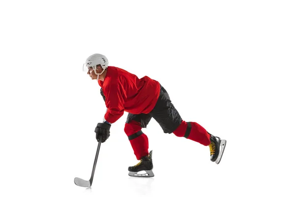 Ganzes Bild eines professionellen männlichen Eishockeyspielers beim Training auf weißem Hintergrund — Stockfoto