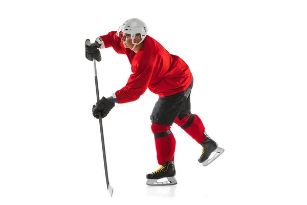 Imagen completa de entrenamiento profesional de jugador de hockey masculino aislado sobre fondo blanco — Foto de Stock