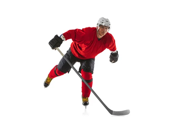 Full-length beeld van professionele mannelijke hockey speler training geïsoleerd over witte achtergrond — Stockfoto