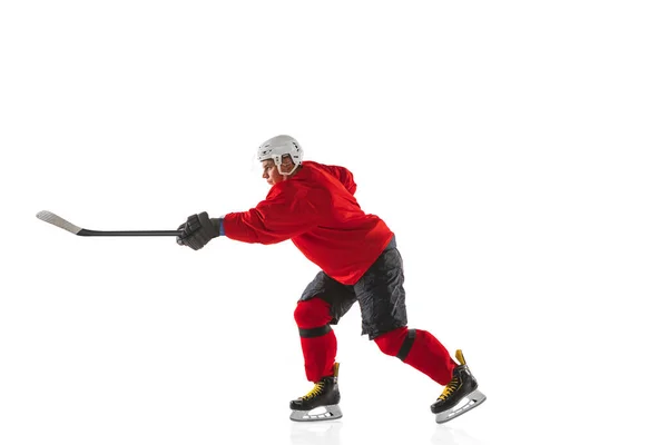 Portret van professionele mannelijke hockeyspeler training geïsoleerd over witte achtergrond. Wijnen — Stockfoto