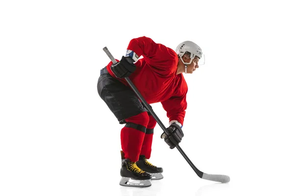 Full-length beeld van professionele mannelijke hockey speler training geïsoleerd over witte achtergrond — Stockfoto
