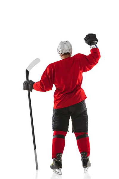 Полнометражный портрет профессионального хоккеиста-мужчины в специальной униформе на белом фоне. Вид сзади — стоковое фото