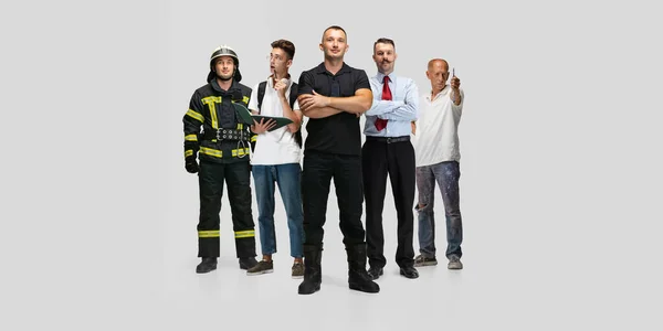 Fullängdscollage med fem manliga arbetstagare i olika yrken i särskild uniform isolerad på grå bakgrund — Stockfoto