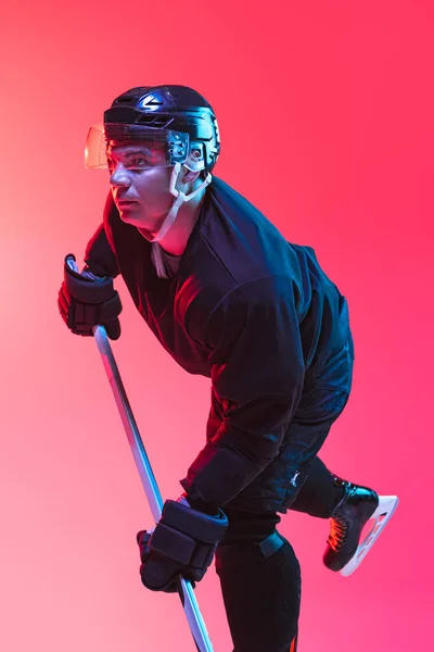 Defensor Entrenamiento Profesional Jugador Hockey Masculino Aislado Sobre Fondo Gradiente — Foto de Stock