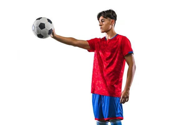 Portret Młodego Piłkarza Płci Męskiej Trzymającego Piłkę Jedną Ręką Białym — Zdjęcie stockowe