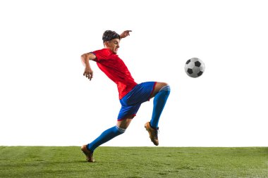 Genç futbolcunun zıplarken diziyle topa vuruşunun fotoğrafı. Üniformalı adam eğitimi beyaz arka planda izole edilmiş. Aksiyon kavramı, takım oyunu, enerji. İlan için alanı kopyala