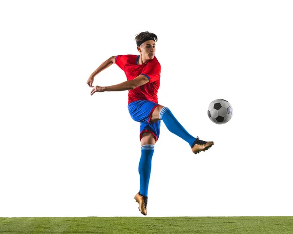 Ritratto orizzontale a figura intera di giovane, allenamento di calciatore isolato su sfondo bianco. In un salto — Foto Stock