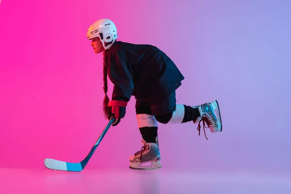 Retrato horizontal de longitud completa de niña - jugador de hockey profesional aislado sobre fondo rosa púrpura degradado — Foto de Stock