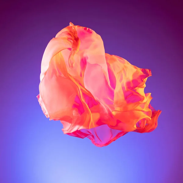 Glad roze oranje transparant vliegend stuk stof geïsoleerd over paarse studio achtergrond — Stockfoto