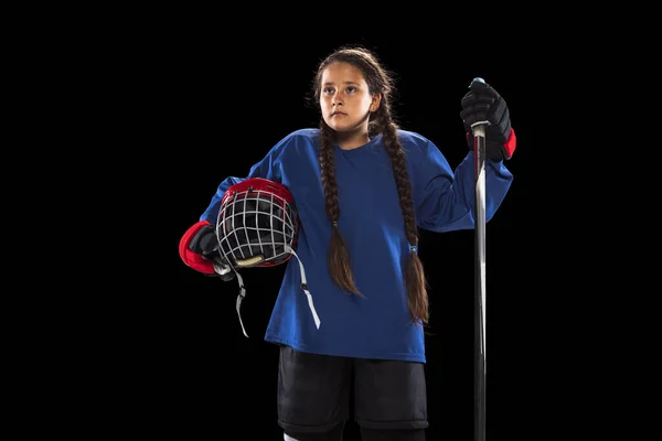 一名年轻女子曲棍球手的训练被隔离在黑色背景之外 — 图库照片