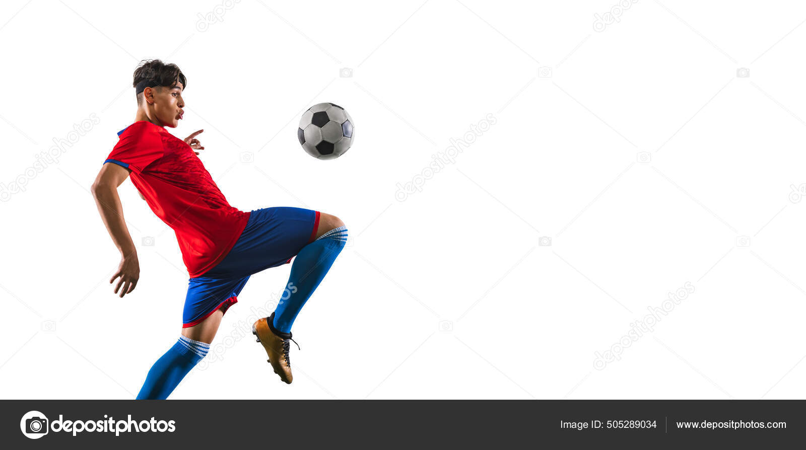 Retrato Do Homem Novo, Jogador De Futebol Em Movimento